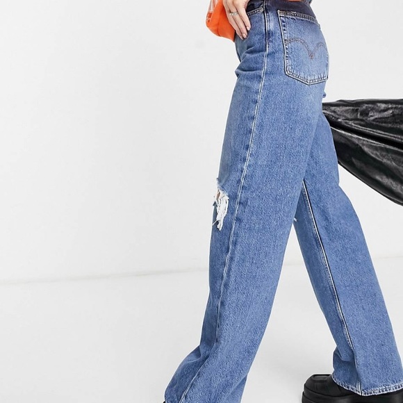 Levi's high loose ripped knee jean in mid wash - Picture 12 of 13